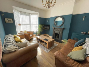 Stylish 5-Bedroom House near Tunnels Beach
